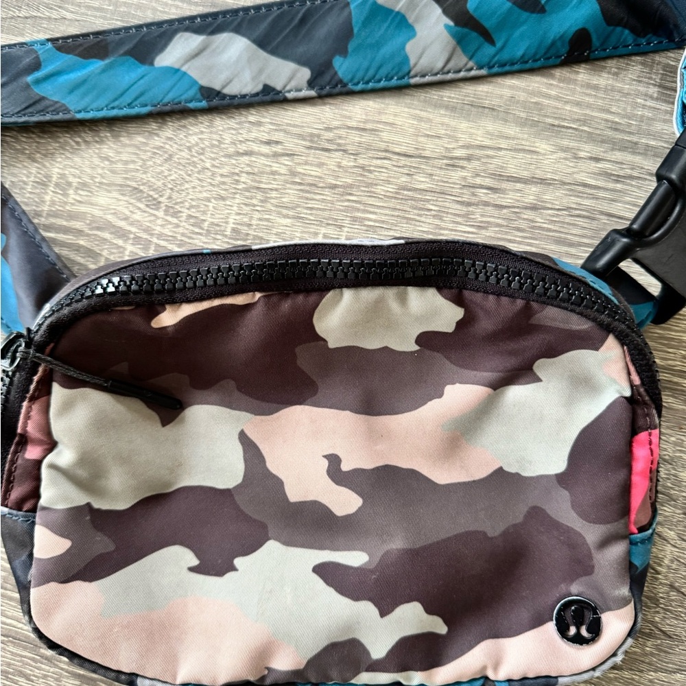 lululemon athletica Camouflage Belt Bag - 1L